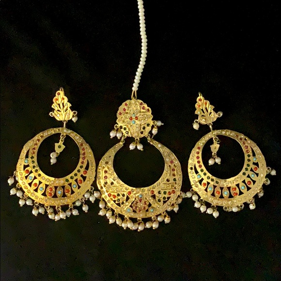 Earrings and tikka - Picture 1 of 1